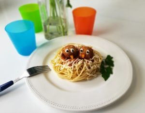 Nido de espaguetis con albóndigas
