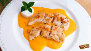 Medallones de pollo a la crema: un plato sencillo con aroma gourmet