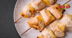 Brocheta de pollo con piña, una receta para la barbacoa en verano