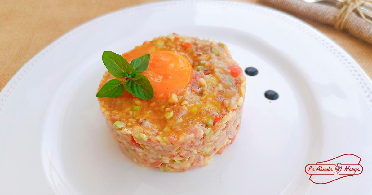 Tartar de salchichón con yema macerada - La Abuela Marga