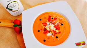 Salmorejo con fresas y jamón