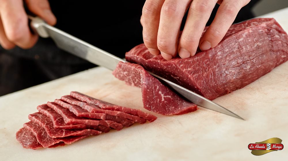 Cortar contra la fibra: el secreto para que la carne quede más tierna y jugosa.