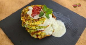 Tortitas de calabacín y chorizo con salsa de yogur.