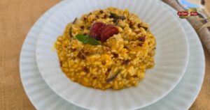 Receta risotto de calabaza y crujiente de chorizo, un plato reconfortante, lleno de contraste y perfecto para los días frescos de otoño.