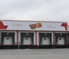 Zona de descarga de almacén de productos cárnicos con infraestructura logística de industria cárnica en Toledo