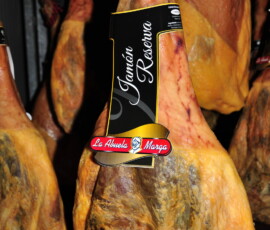 Jamón reserva elaborado mediante proceso tradicional de curación dentro de la producción de embutidos artesanales